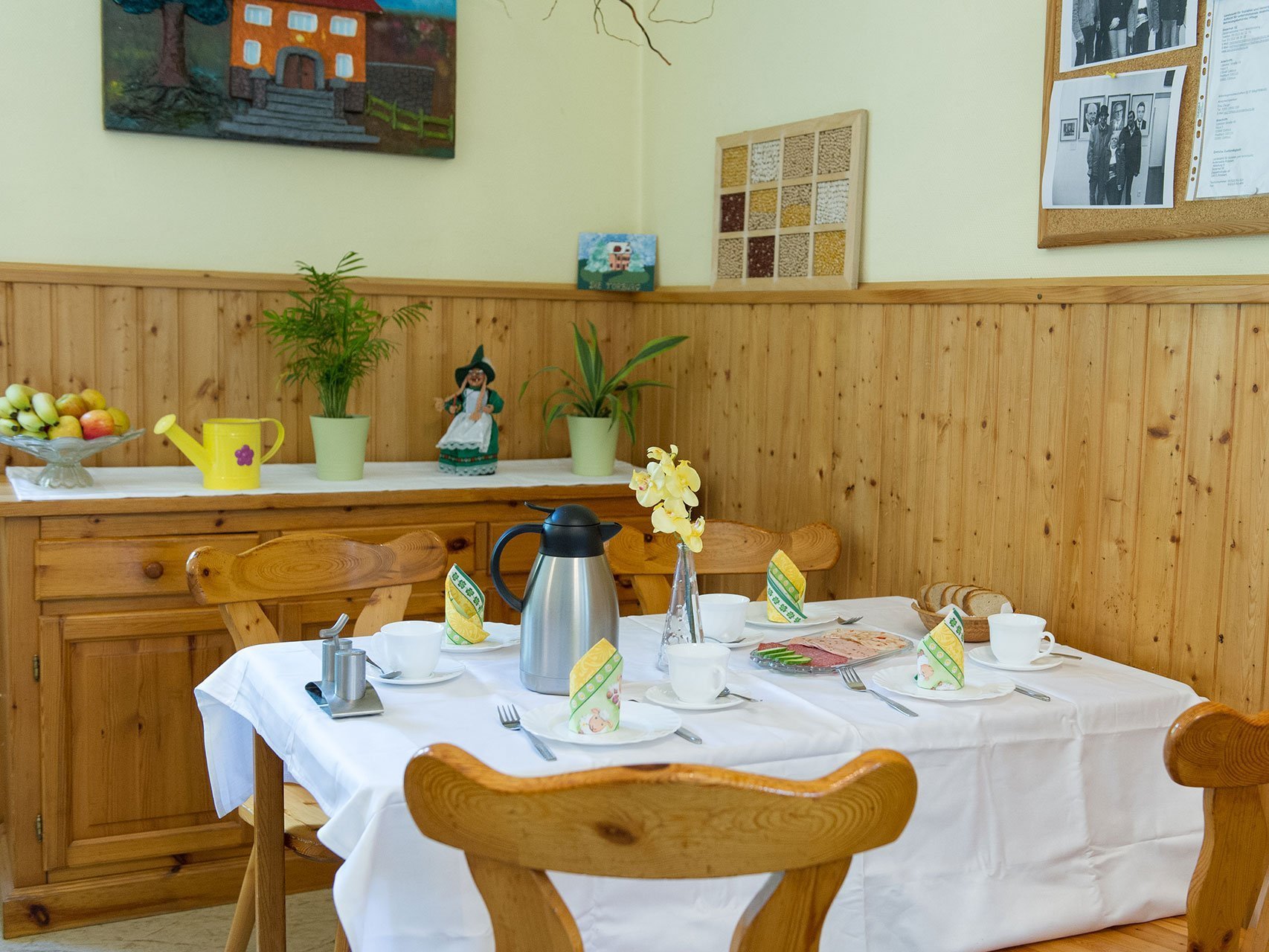 gedeckter Frühstückstisch mit weisser Tischdecke