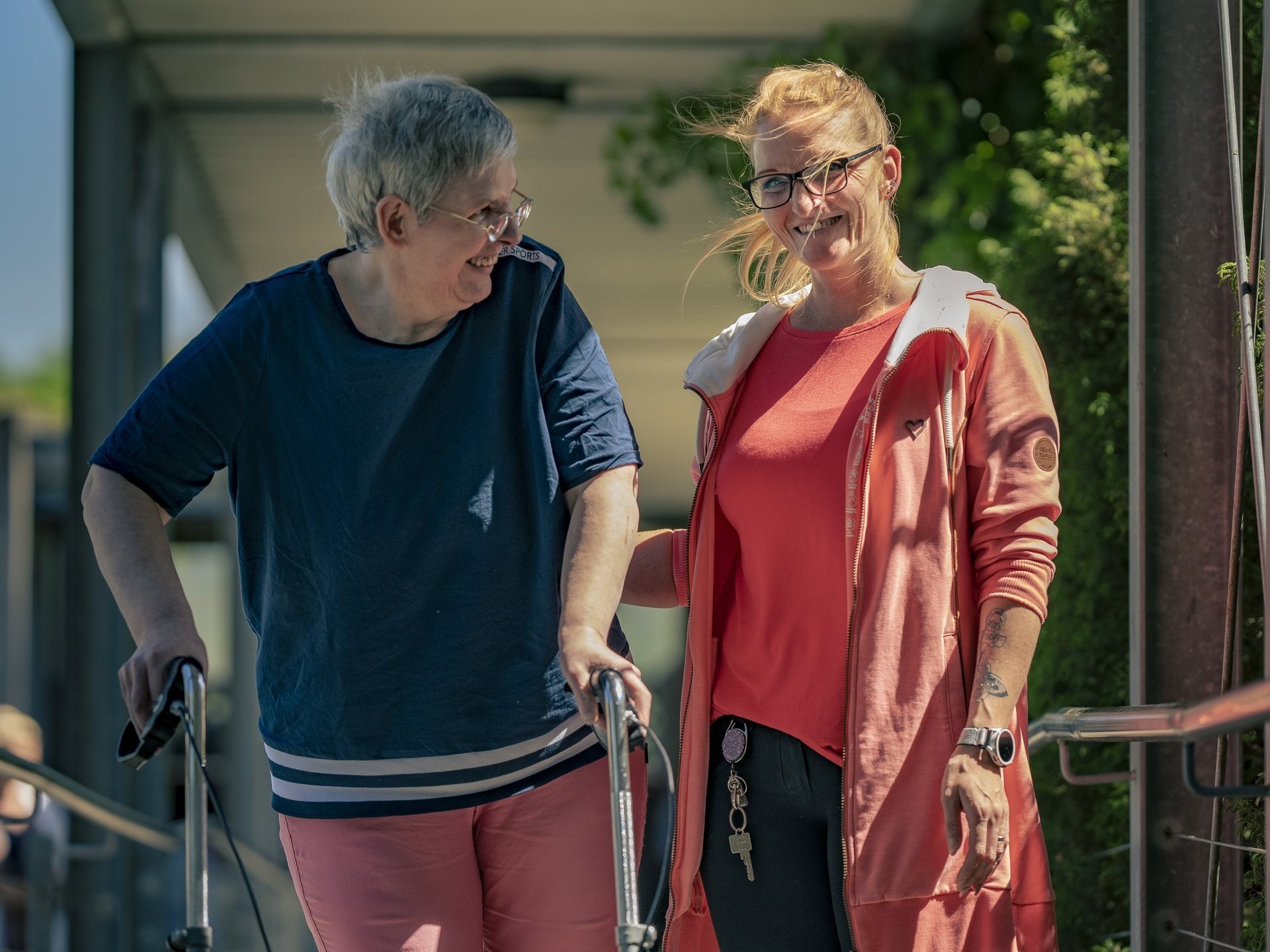 Zwei Personen lachen sich gegenseitig an. 
